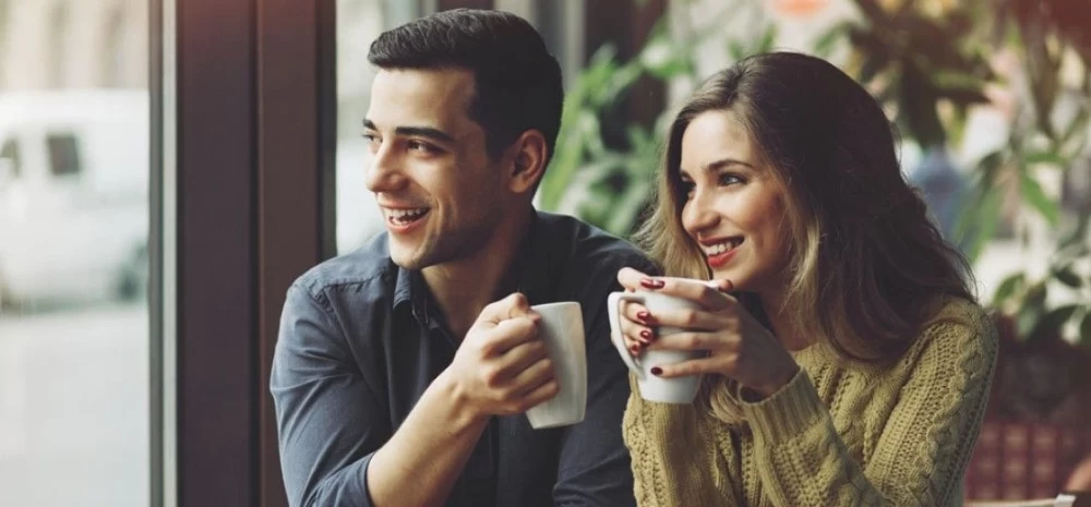 علائم اولیه عاشق شدن زنان 2 نشانه های عاشق شدن زنان، از کجا بفهمید دختری واقعاً عاشق شماست؟
