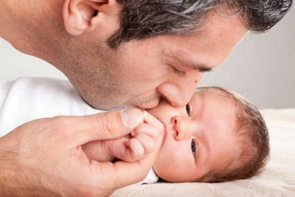 عوارض بوسیدن نوزاد