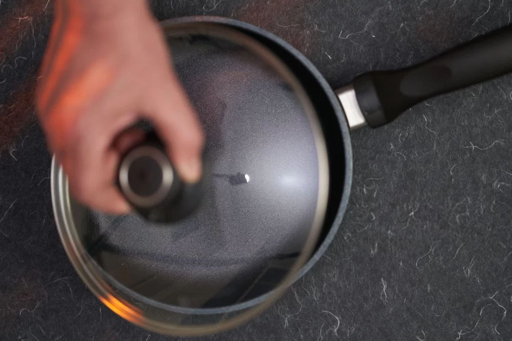 علت وجود سوراخ درب قابلمه