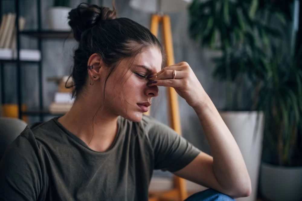 چرا وقتی موهایم را می بندم سرم درد می گیرد؟ چرا وقتی موهایم را می بندم سرم درد می گیرد؟