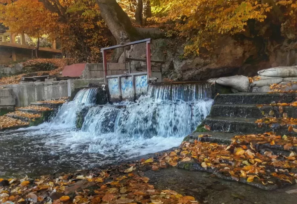 چشمه آب معدنی لاریخانی