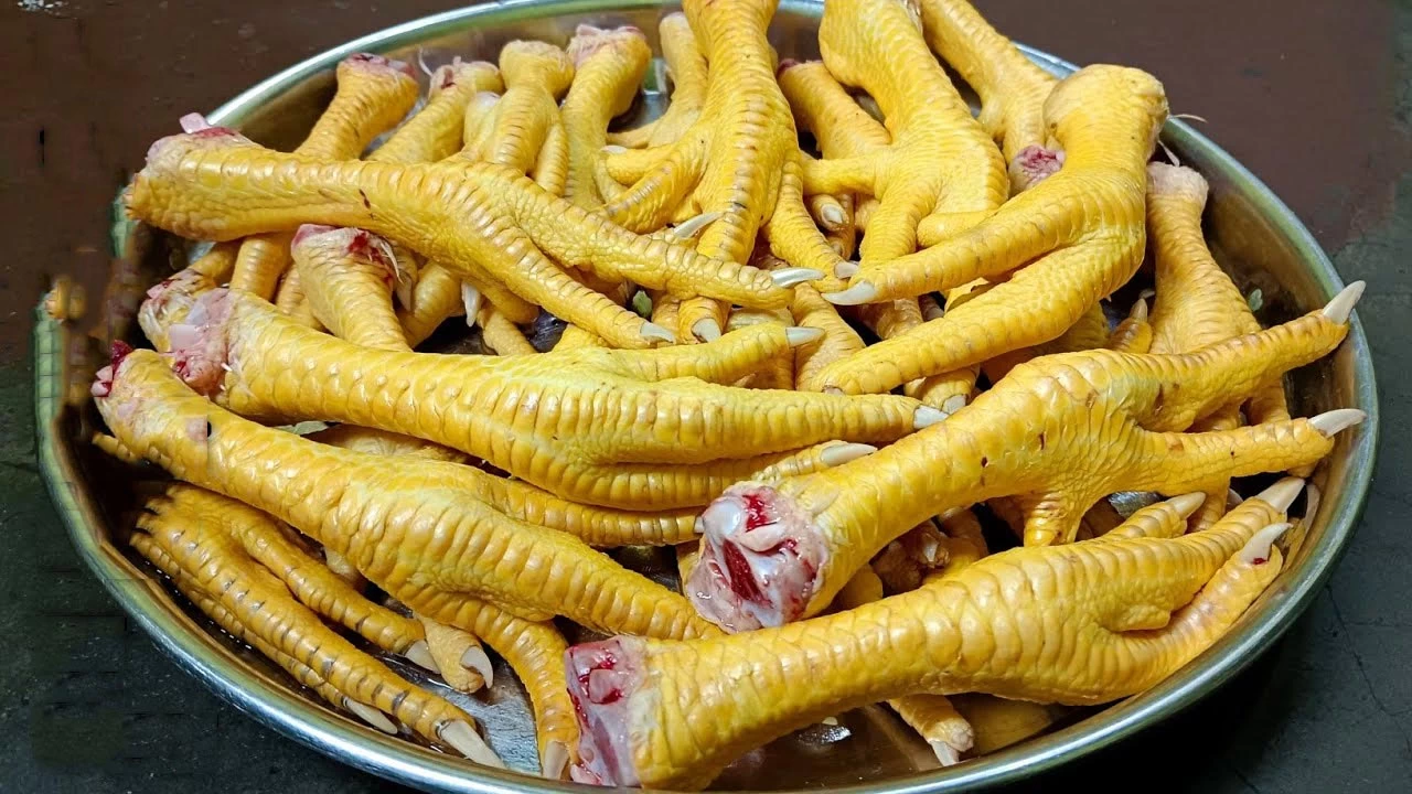 روشی ساده و خوشمزه برای پخت پای مرغ / از پاک کردن تا خورد کردن