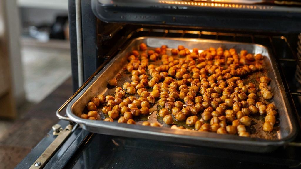 طرز تهیه نخود برشته خانگی ترد و خوشمزه با چند مرحله ساده