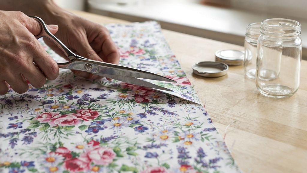 ۳ روش جذاب و آسان برای تزئین ظروف شیشه ای دورریختنی و پارچه