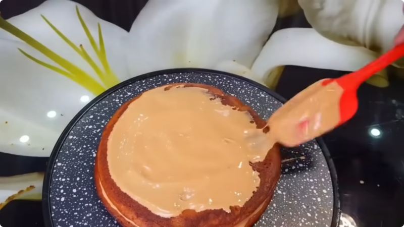 کیک تابه ای بدون فر؛ روشی سریع و آسان برای دسر عسلی و کاراملی