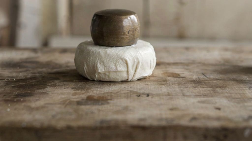 طرز تهیه پنیر خانگی با شیر؛ ساده و خوشمزه