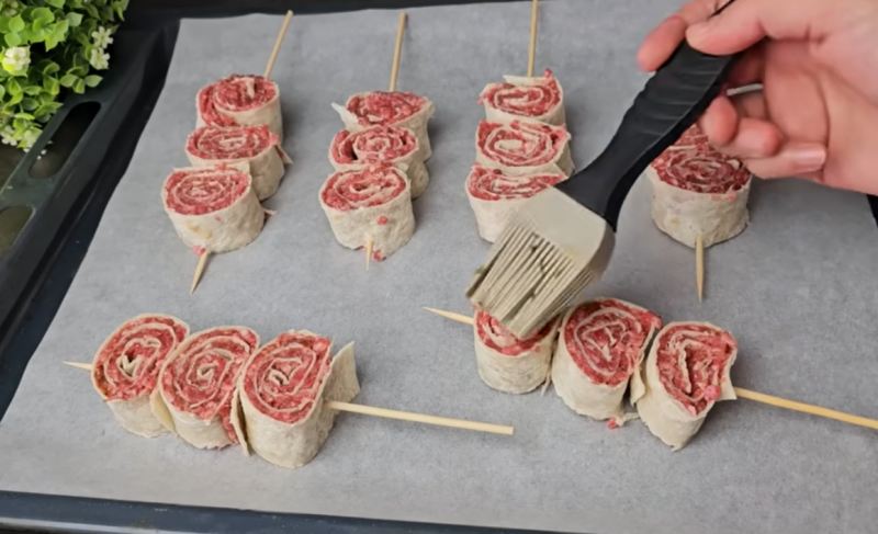 طرز تهیه کباب رولی با نان لواش و گوشت چرخ کرده بدون نیاز به زغال و منقل
