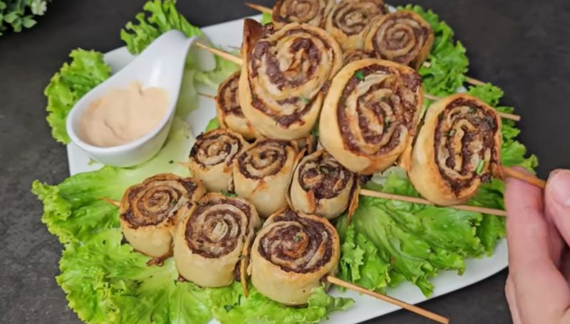 طرز تهیه کباب رولی با نان لواش و گوشت چرخ کرده بدون نیاز به زغال و منقل