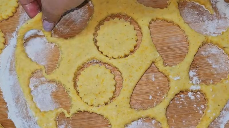 طرز تهیه شیرینی فوری و سه سوت بدون فر؛ مناسب مهمانی های سرزده