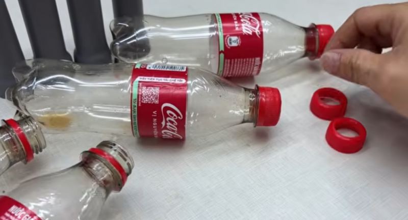 نحوه ساخت آبپاش برای آبیاری درختان و گل ها فقط با بطری پلاستیکی