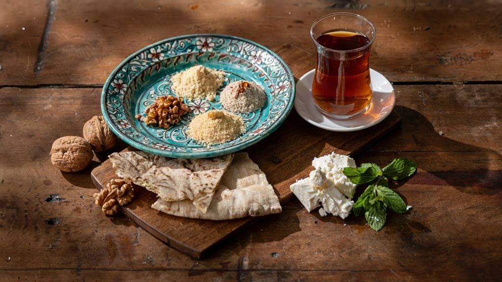 چطور در ۱۰ دقیقه قوت همدانی سنتی و پر انرژی درست کنیم؟ راهنمای کامل