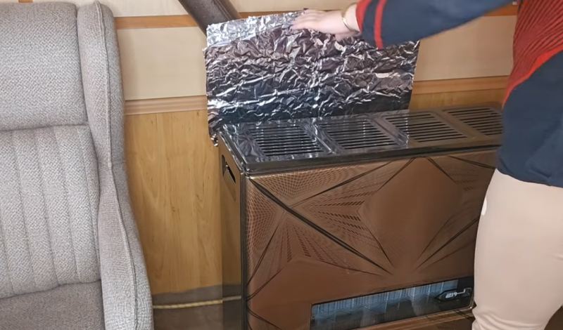 ۱۰ ترفند خلاقانه استفاده از فویل برای تمیزکاری خانه