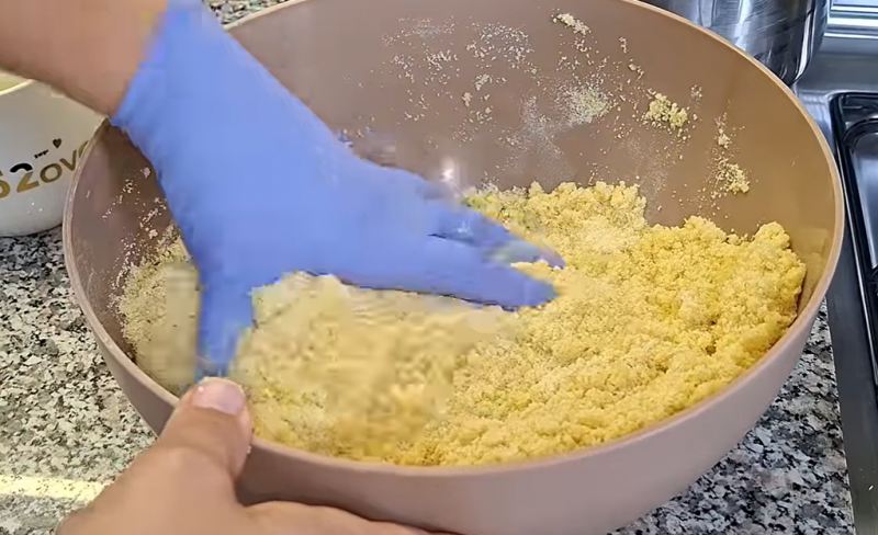 طرز تهیه مشبک سوری ترد و خوشمزه؛ شیرینی ترد و بازاری به روش آسان