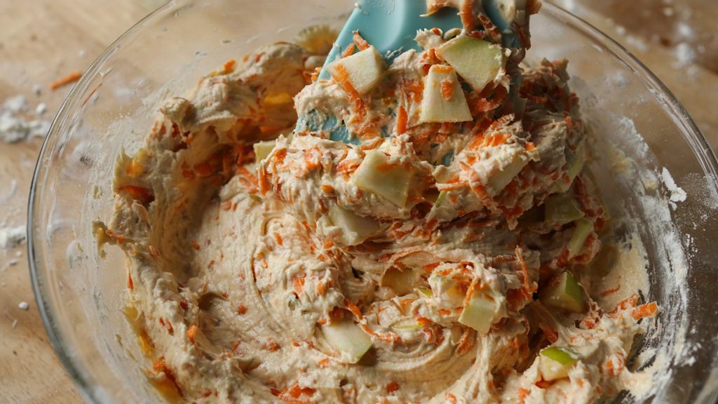 طرز تهیه کیک تابه ای هویج و سیب خانگی در ۲۰ دقیقه بدون نیاز به فر