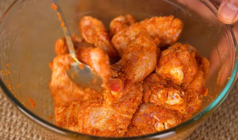 دیگه بال مرغ رو سرخ نکن! ترفند طلایی فر برای ترد و کرانچی شدن بال مرغ