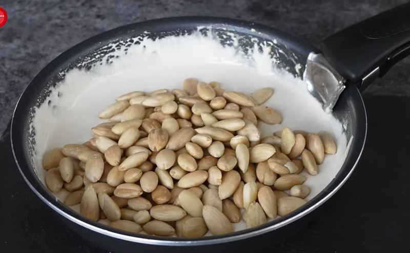 طرز تهیه نوقای ترد و کش دار خانگی با سفیده تخم مرغ، عسل و بادام