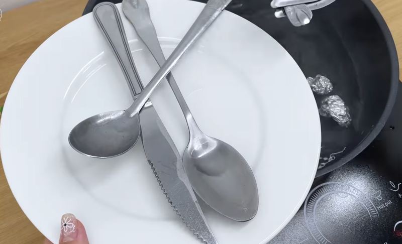 ۱۰ ترفند کاربردی فویل برای تمیزکاری در خانه و آشپزخانه