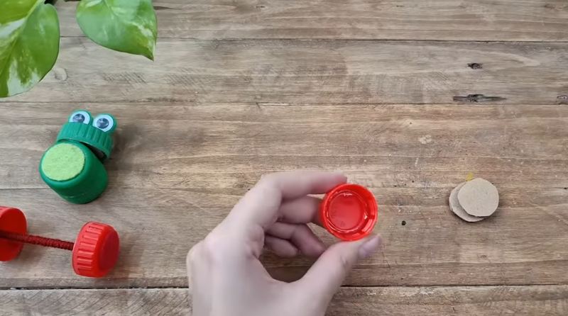 کاردستی با درب بطری : آموزش ساخت اسباب بازی سه چرخه قورباغه با درب بطری پلاستیکی