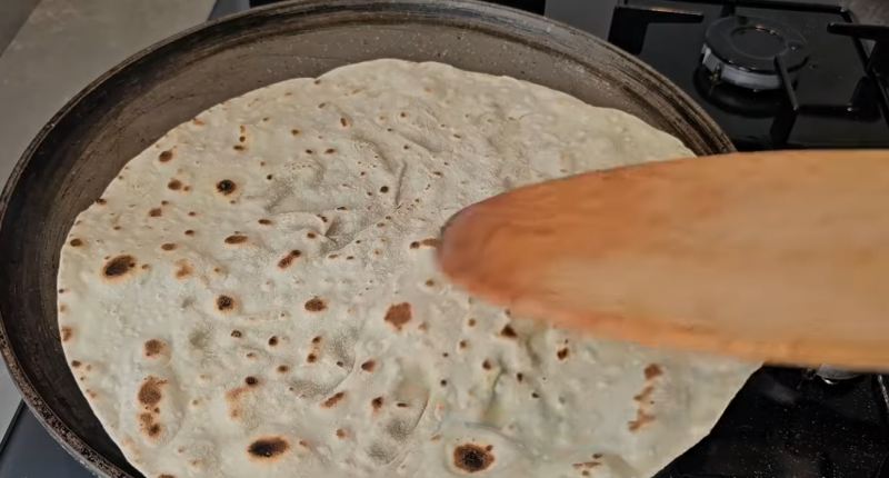 طرز تهیه نان لواش تابه ای فوری فقط با ۲ قاشق روغن بدون نیاز به مخمر