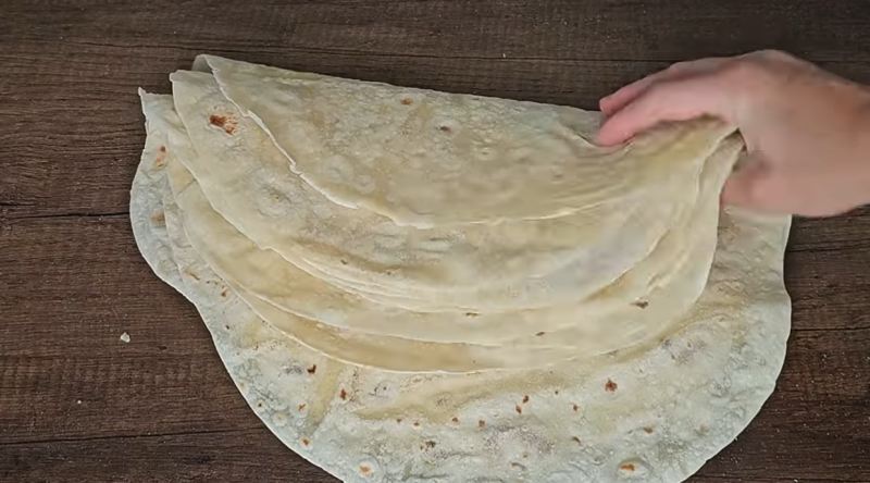 طرز تهیه نان لواش تابه ای فوری فقط با ۲ قاشق روغن بدون نیاز به مخمر