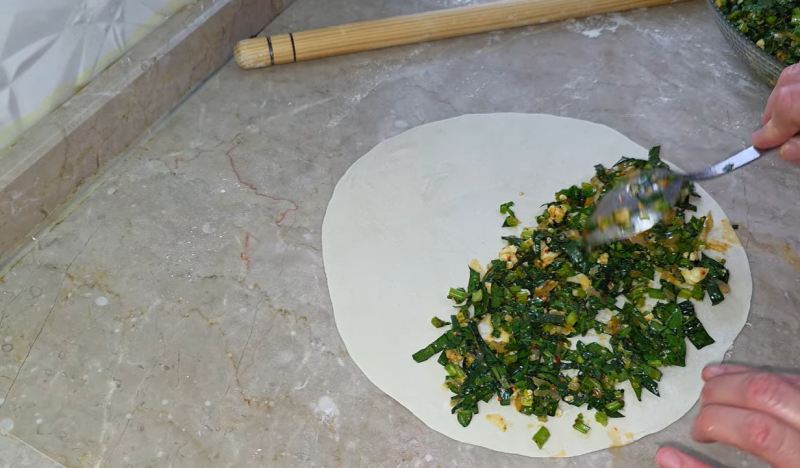 طرز تهیه گوزلمه اسفناج؛ نان شکم پر ترکی فوق العاده خوشمزه