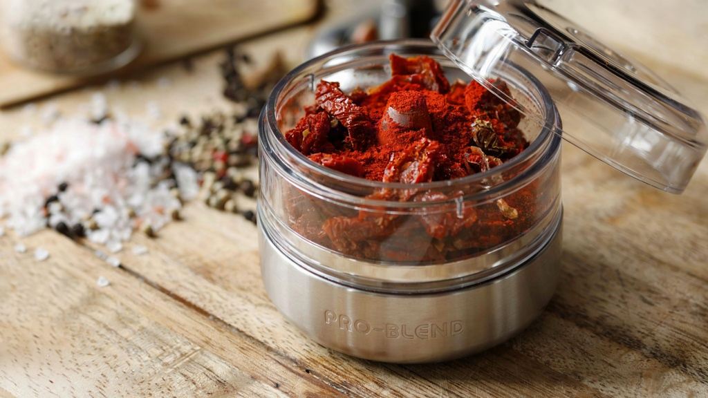 طرز تهیه پودر گوجه فرنگی ؛ ادویه ای خوش رنگ برای لعاب دار کردن انواع غذا و سس