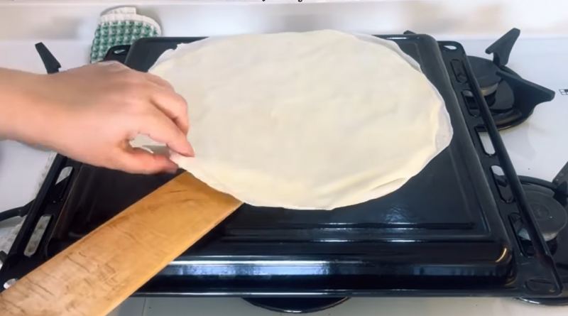 آموزش گام به گام تهیه خمیر یوفکای خانگی نازک و کاغذی روی گاز