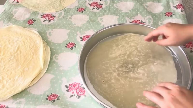 آموزش گام به گام تهیه خمیر یوفکای خانگی نازک و کاغذی روی گاز