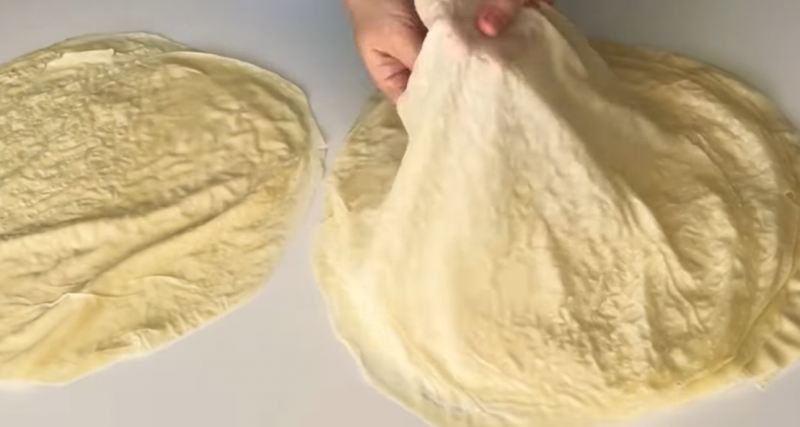 آموزش گام به گام تهیه خمیر یوفکای خانگی نازک و کاغذی روی گاز