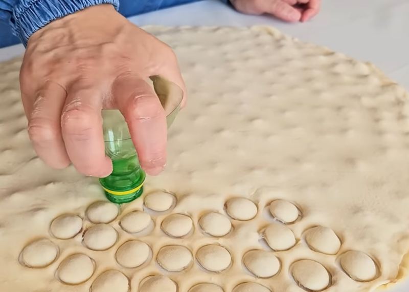 طرز تهیه مانتی ترکی خانگی با ترفند ساده درب بطری پلاستیکی بدون وا رفتن