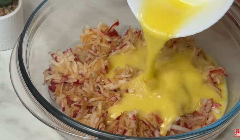 طرز تهیه شیرنی عصرانه با سیب و تخم مرغ بدون آرد، شکر و روغن