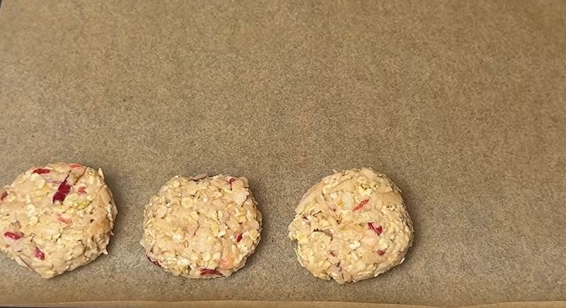 طرز تهیه شیرنی عصرانه با سیب و تخم مرغ بدون آرد، شکر و روغن