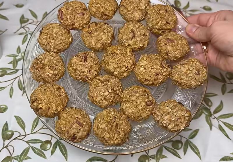 طرز تهیه شیرنی عصرانه با سیب و تخم مرغ بدون آرد، شکر و روغن