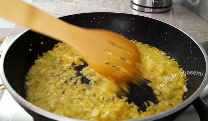 طرز تهیه کوکو بادکوبه گیلانی؛ غذایی مجلسی با مرغ و گردو