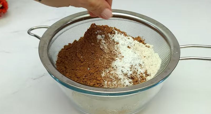 طرز تهیه کیک شکلاتی خیس با آلبالو؛ راز بافت نرم خیس با پودر کاکائوی داغ
