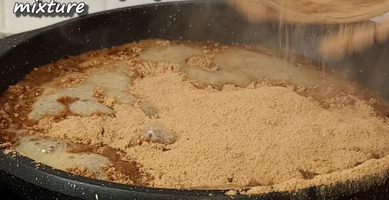 طرز تهیه کیک شکلاتی خیس با آلبالو؛ راز بافت نرم خیس با پودر کاکائوی داغ
