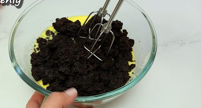 طرز تهیه کیک شکلاتی خیس با آلبالو؛ راز بافت نرم خیس با پودر کاکائوی داغ