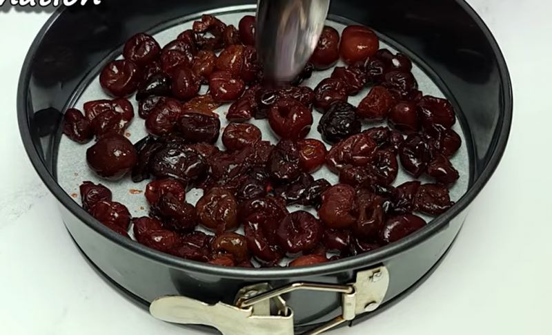 طرز تهیه کیک شکلاتی خیس با آلبالو؛ راز بافت نرم خیس با پودر کاکائوی داغ