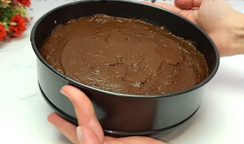 طرز تهیه کیک شکلاتی خیس با آلبالو؛ راز بافت نرم خیس با پودر کاکائوی داغ