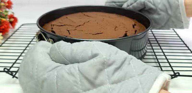 طرز تهیه کیک شکلاتی خیس با آلبالو؛ راز بافت نرم خیس با پودر کاکائوی داغ