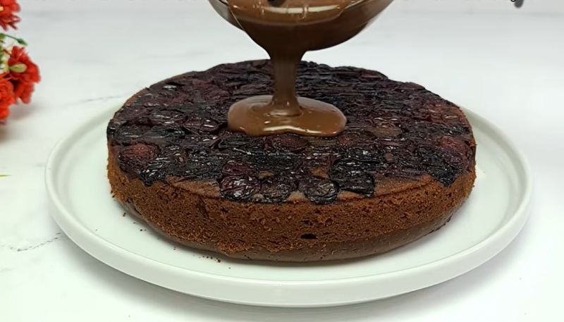 طرز تهیه کیک شکلاتی خیس با آلبالو؛ راز بافت نرم خیس با پودر کاکائوی داغ