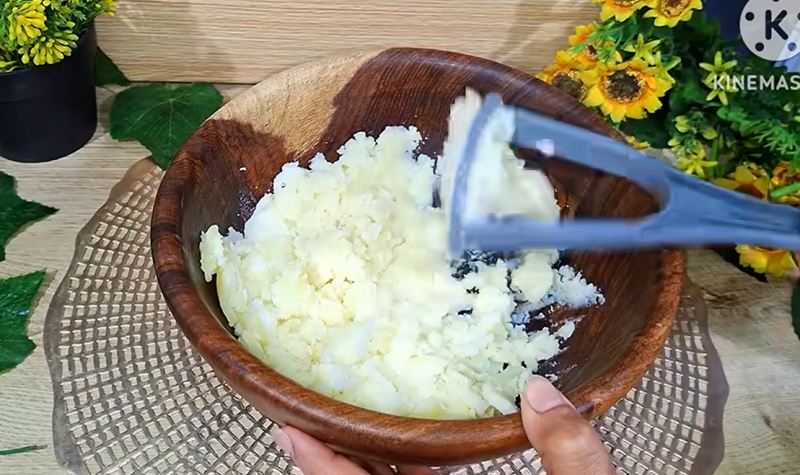 طرز تهیه پفک چی توز موتوری خانگی فقط با یک عدد سیب زمینی