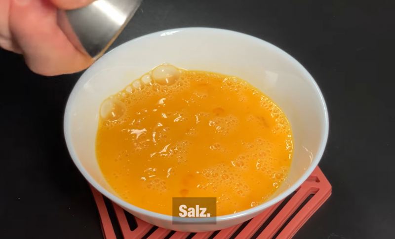 طرز تهیه املت ۵ دقیقه ای فقط با ۱ عدد گوجه