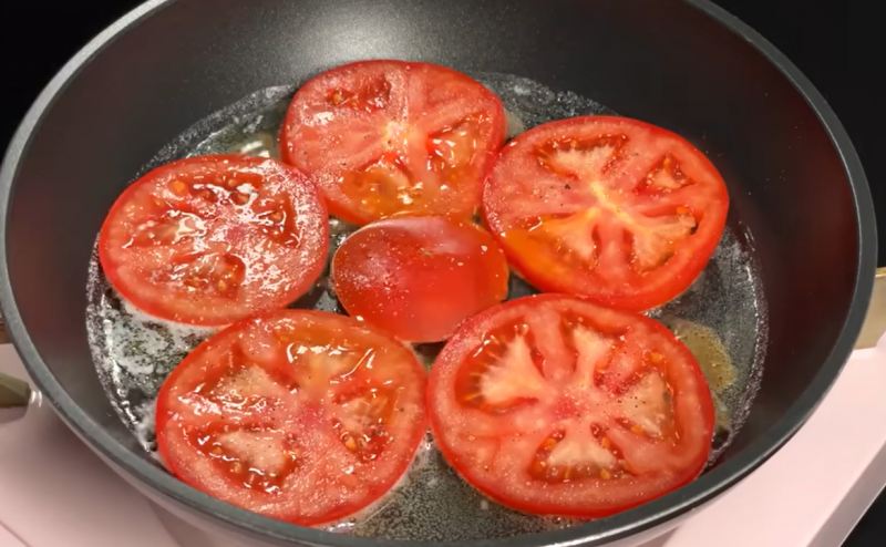 طرز تهیه املت ۵ دقیقه ای فقط با ۱ عدد گوجه