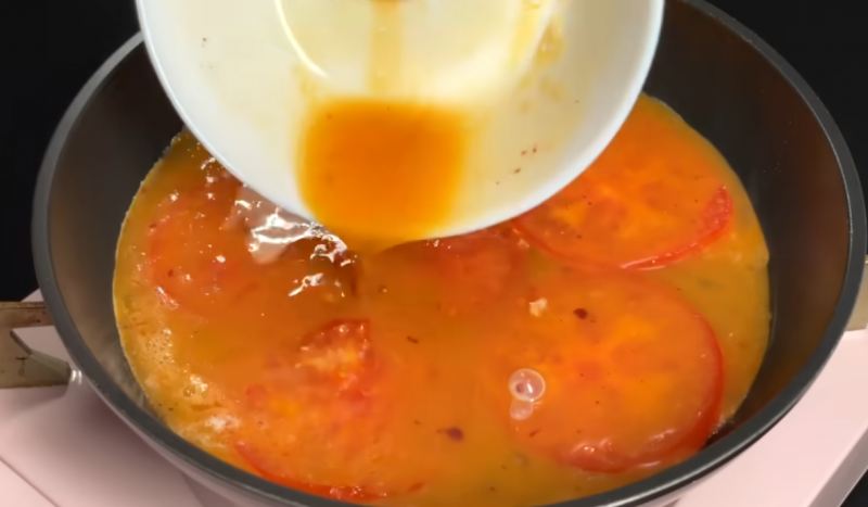 طرز تهیه املت ۵ دقیقه ای فقط با ۱ عدد گوجه