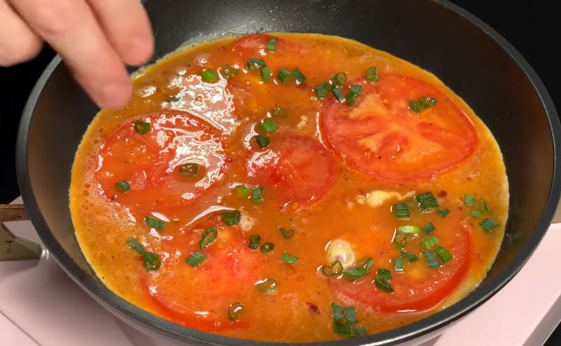 طرز تهیه املت ۵ دقیقه ای فقط با ۱ عدد گوجه