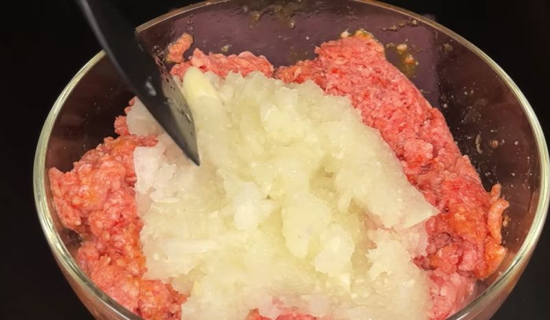 طرز تهیه ۵۰ عدد کباب کوبیده با ۴۰۰ گرم گوشت چرخکرده بدون نیاز به زغال و منقل
