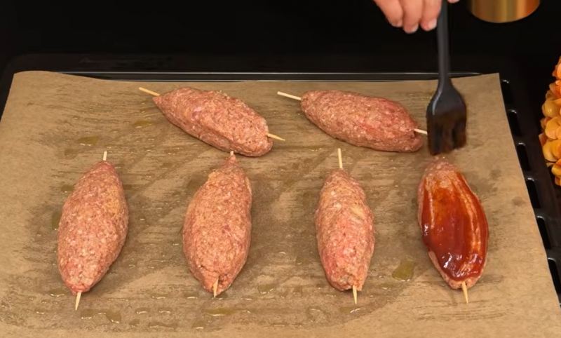 طرز تهیه ۵۰ عدد کباب کوبیده با ۴۰۰ گرم گوشت چرخکرده بدون نیاز به زغال و منقل