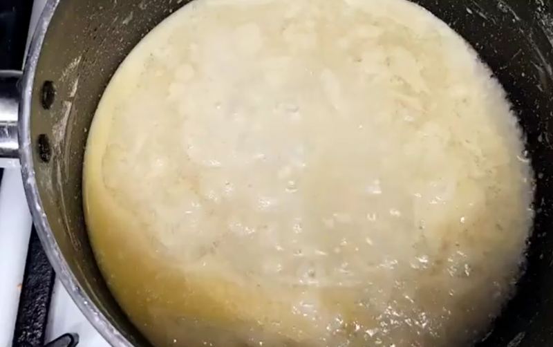 طرز تهیه حلوای آرد برنج شیرازی مجلسی و کشدار با عطر زعفران و گلاب
