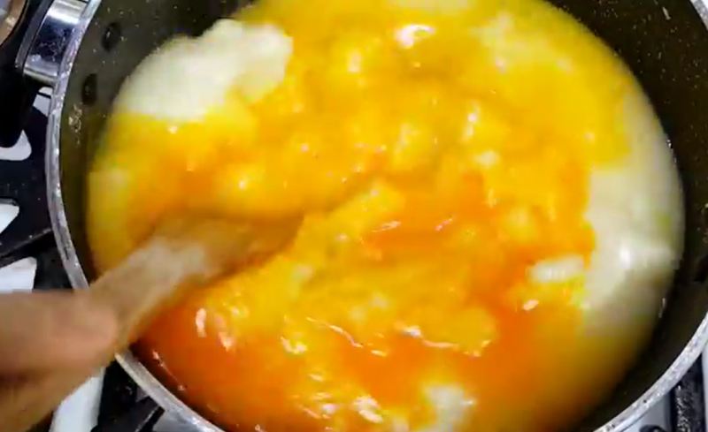 طرز تهیه حلوای آرد برنج شیرازی مجلسی و کشدار با عطر زعفران و گلاب